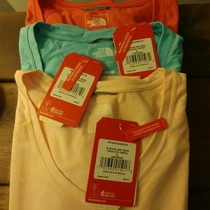 North Face Women's SS Reaxion V neck Shirt